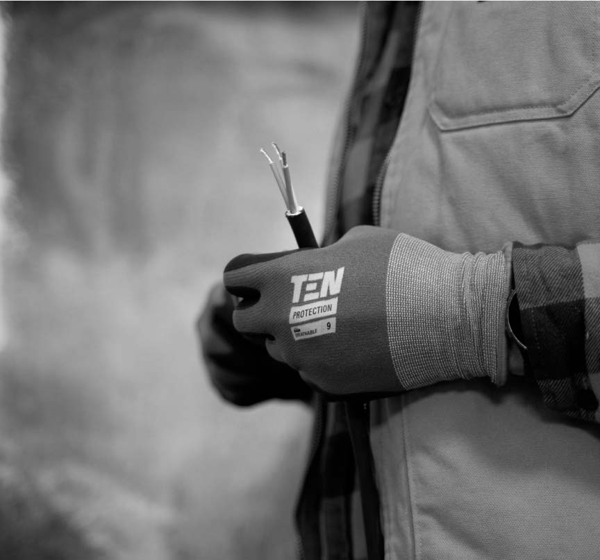 fotografía de persona sujetando cables con guantes